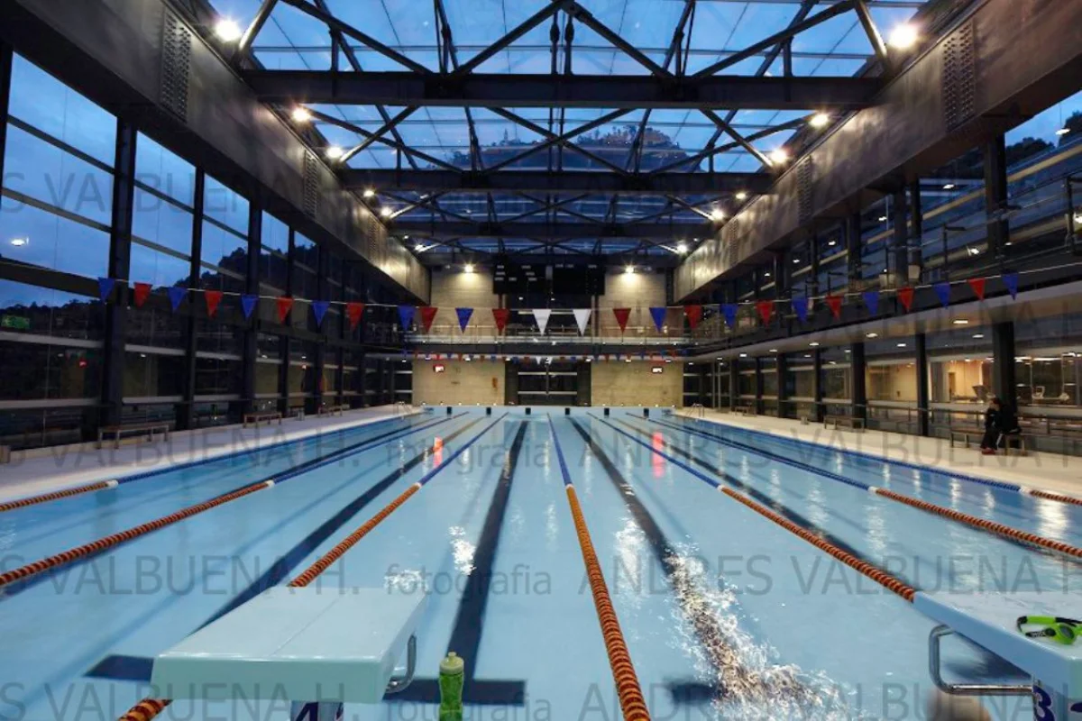 Los Andes University Sports Center - Indoor pool with architectural lighting illuminating the complex steel roof structure - Felipe Gonzalez Pacheco.webp